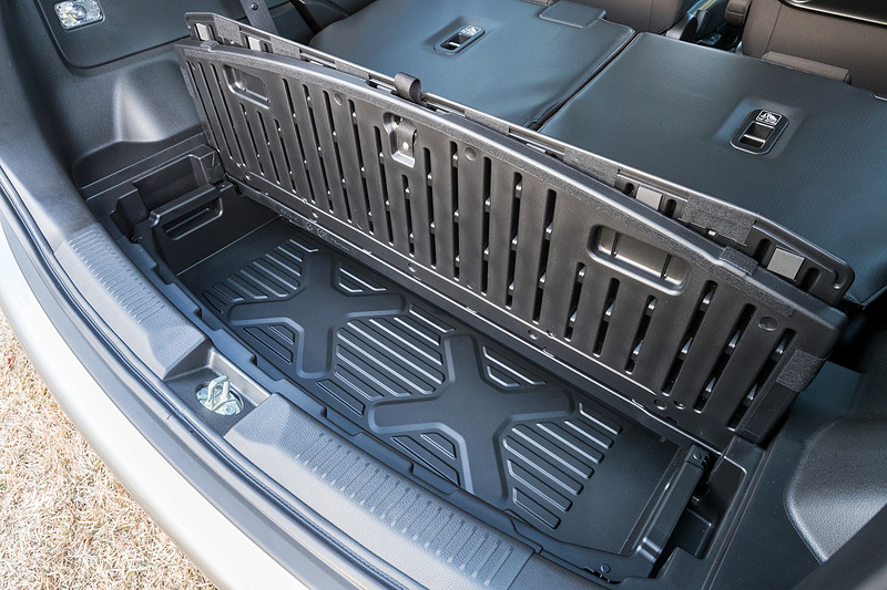 4WD車のラゲッジアンダーボックスは37L、2WDは81L