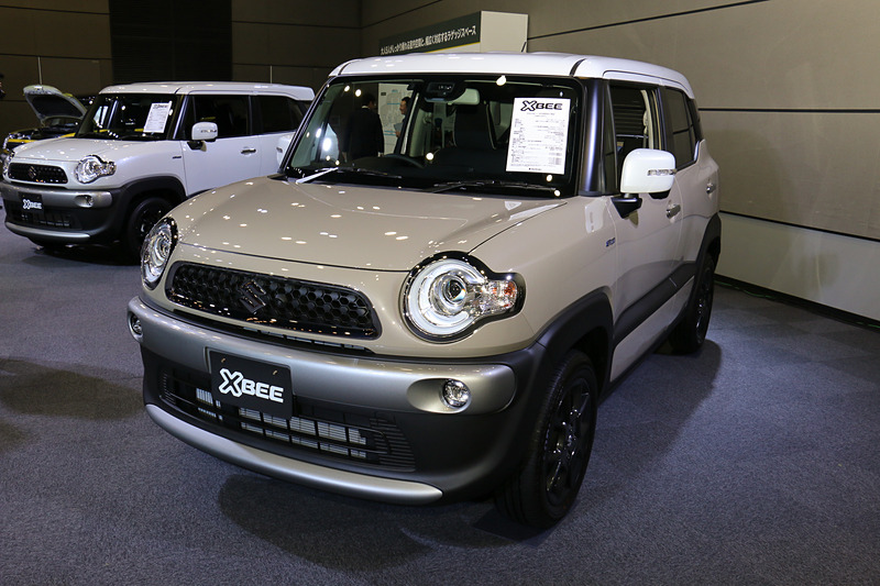 新色の「キャラバンアイボリーパールメタリック ホワイト2トーンルーフ」