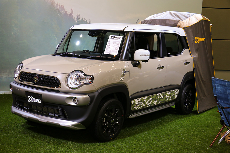 会場では「一緒に毎日の楽しさを広げていきたくなる“愛すべき相棒”」というクロスビーのコンセプトをさらに広げるアイテムとして、純正用品として販売する「カーテン＆タープキット」（3万780円）などの装着車も用意