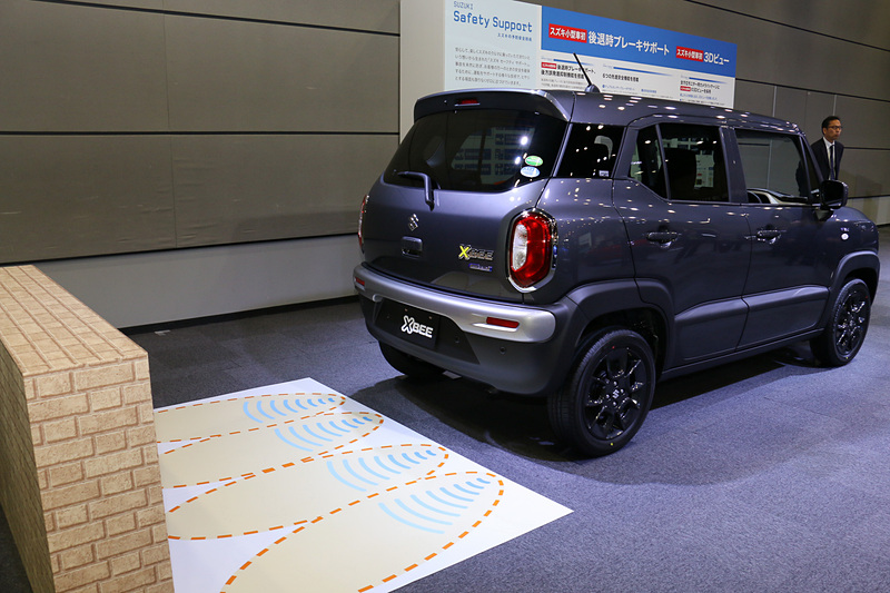 クロスビーはスズキの小型車として初めて「後退時ブレーキサポート」を搭載。リアバンパーに備える4個の超音波センサーで後方の障害物を検知する