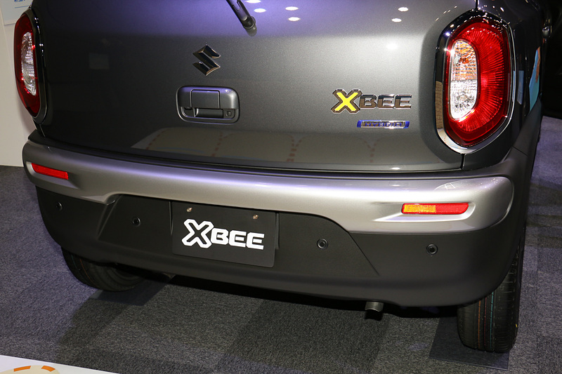 クロスビーはスズキの小型車として初めて「後退時ブレーキサポート」を搭載。リアバンパーに備える4個の超音波センサーで後方の障害物を検知する