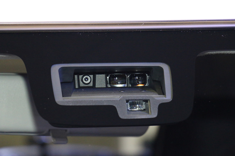 フロントウィンドウには「自動ブレーキ機能」などを機能させる「デュアルセンサーブレーキサポート（DSBS）」の単眼カメラやレーザーレーダーを設定