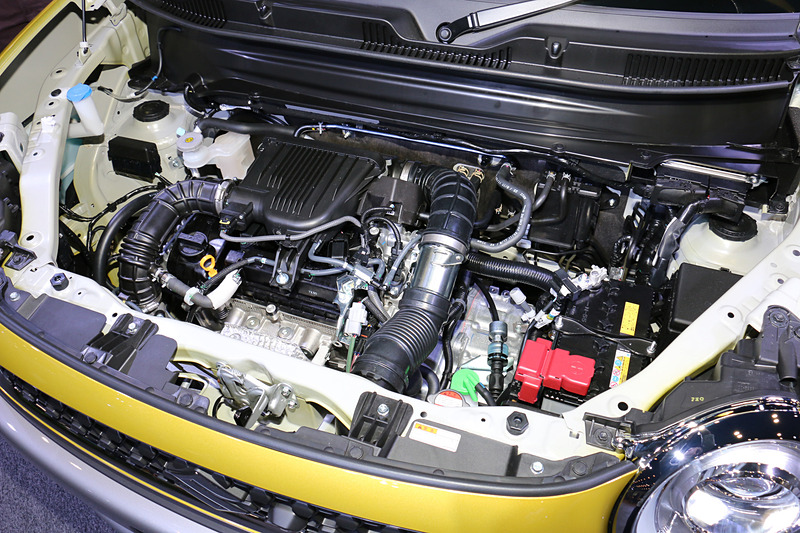 スズキ初の1.0リッター直噴ターボ＋マイルドハイブリッドを採用。直列3気筒DOHC 1.0リッターターボの「K10C」型は最高出力73kW（99PS）/5500rpm、最大トルク150Nm（15.3kgm）/1700-4000rpmを発生。これに最高出力2.3kW（3.1PS）/1000rpm、最大トルク50Nm（5.1kgm）/100rpmを発生する「WA05A」型モーターを組み合わせる