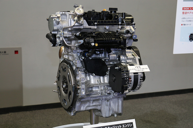 スズキ初の1.0リッター直噴ターボ＋マイルドハイブリッドを採用。直列3気筒DOHC 1.0リッターターボの「K10C」型は最高出力73kW（99PS）/5500rpm、最大トルク150Nm（15.3kgm）/1700-4000rpmを発生。これに最高出力2.3kW（3.1PS）/1000rpm、最大トルク50Nm（5.1kgm）/100rpmを発生する「WA05A」型モーターを組み合わせる