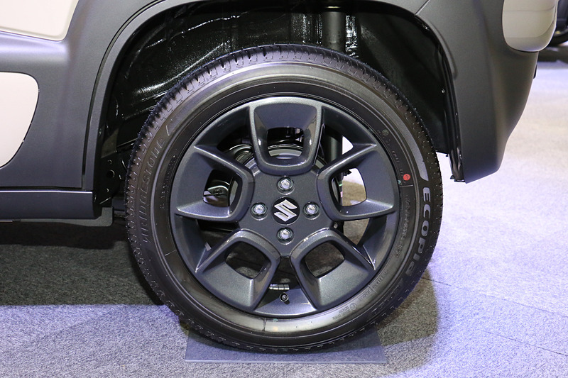 全車で同じタイヤ＆ホイールを採用。タイヤサイズは175/60 R16 82H
