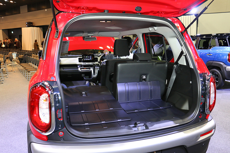 リアシートは5：5分割で165mm前後スライドし、シートバックのリクライニングも可能。乗車人数や荷物の量で使い分けできる