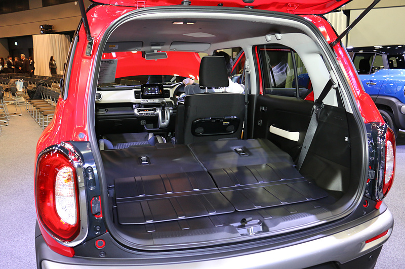 リアシートは5：5分割で165mm前後スライドし、シートバックのリクライニングも可能。乗車人数や荷物の量で使い分けできる