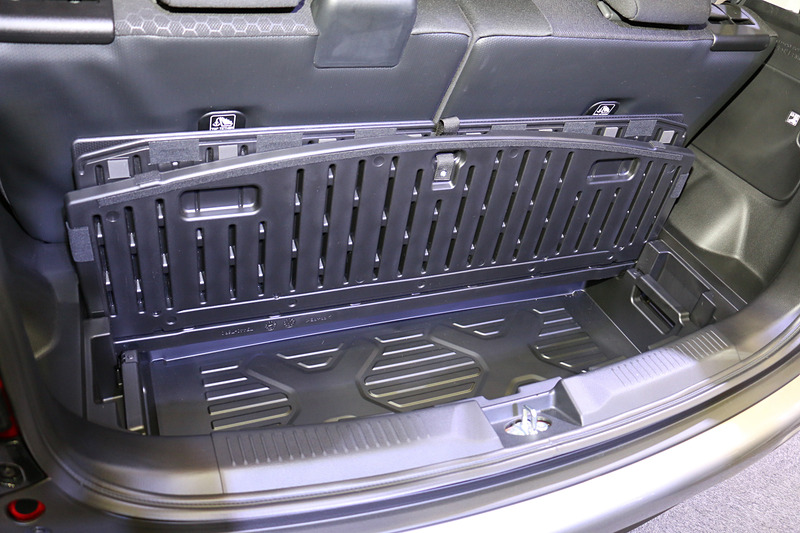 フロア下に取り外して丸洗いも可能な大容量ラゲッジアンダーボックスを設定。2WD（FF）車は81L、4WD車（写真）は37Lの容量がある