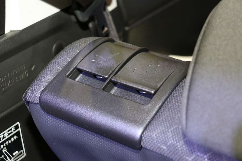 後席シートバックにリクライニングや前後スライド用のレバーを装備