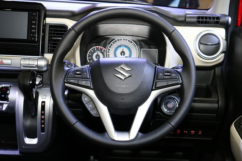 HYBRID MZは本革巻ステアリングを採用。トランスミッションは全車6速AT