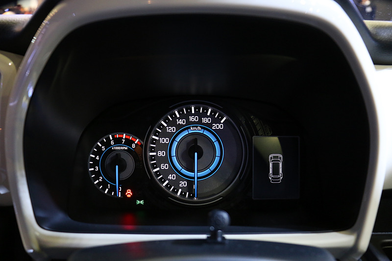 常時発光式の自発光メーターを全車で採用。メーターパネル右側に3.5インチの大型マルチインフォメーションディスプレイを設定する