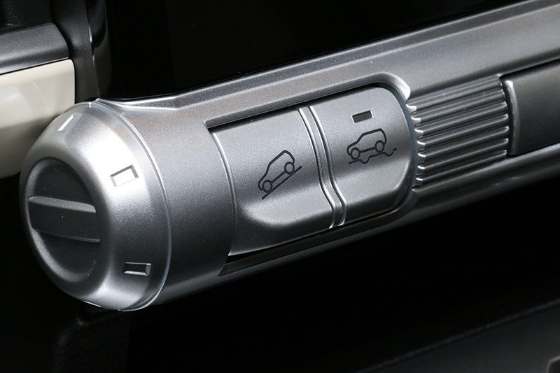 左は下り坂での車速を約7km/hに自動制御して安定した姿勢で下っていける「ヒルディセントコントロール」、右はタイヤの空転をブレーキで抑制して駆動力をグリップしているタイヤに集中させる「グリップコントロール」のスイッチ