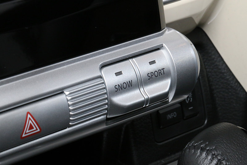 左は雪道やアイスバーンでの発進や加速などをサポートする「スノー」モード、右はエンジン回転数を高めにキープしてスポーティな走りに貢献する「スポーツ」モードの選択スイッチ
