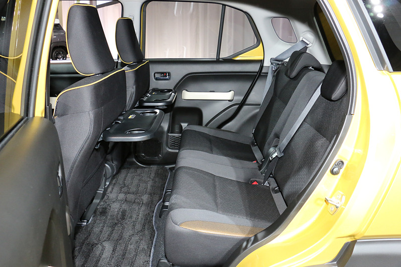 はっ水加工ファブリックシート表皮を座面に採用するHYBRID MZのシート。ボディカラーにイエロー（写真）やオレンジが使われる車両では、シートのサイドサポートやパイピング類が同系統のカラーになる
