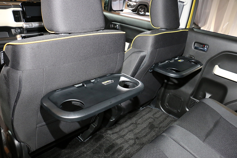 フロントシートの背面に折りたたみ格納式のテーブルを設定する「パーソナルテーブル」はHYBRID MZ専用装備