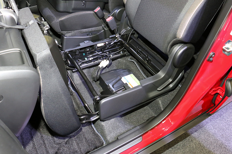 助手席の座面下にある樹脂製のシートアンダーボックスを取り外すと、マイルドハイブリッド用のリチウムイオンバッテリーが姿を現わす