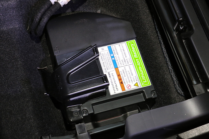 助手席の座面下にある樹脂製のシートアンダーボックスを取り外すと、マイルドハイブリッド用のリチウムイオンバッテリーが姿を現わす