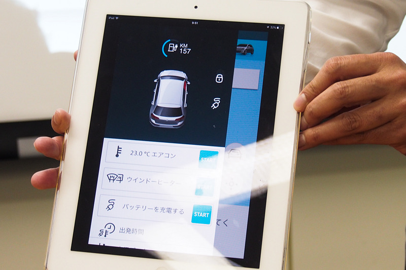 タブレットから離れた場所にあるe-ゴルフの状態を確認。運転席の窓が赤く表示されており、開いてることを示し、ドアロックは施錠してある状態