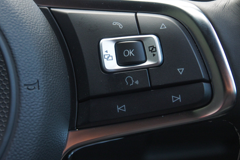 音声検索の開始はステアリングホイールの右側にあるボタンのうち、声を発している絵柄のものをひと押しする