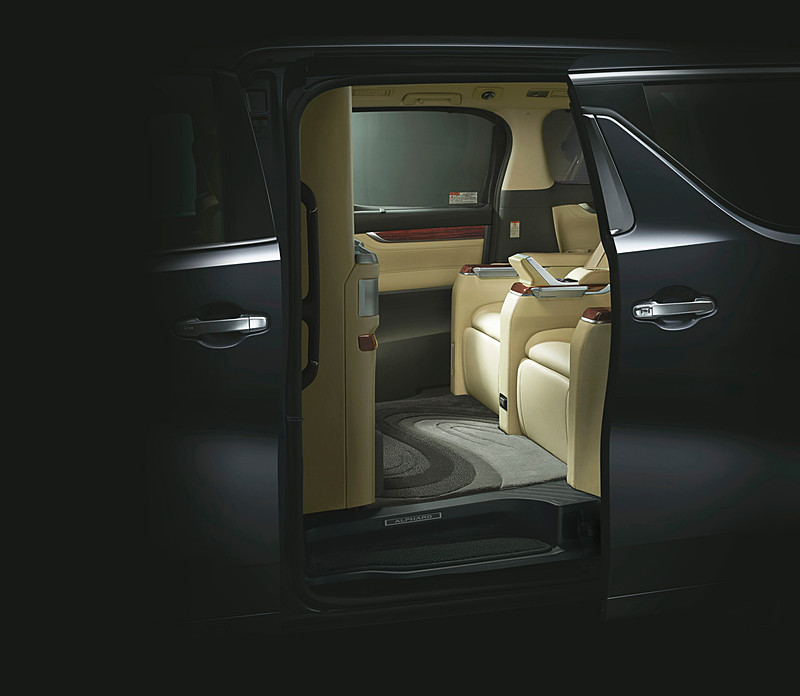 「アルファード」“Royal Lounge（ロイヤルラウンジ）”
