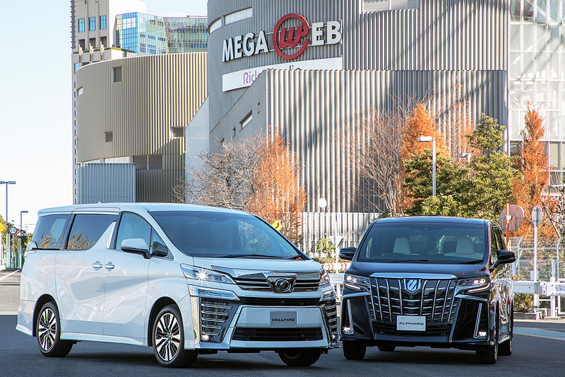 マイナーチェンジして2018年1月8日に発売される「ヴェルファイア」（左）、「アルファード」（右）