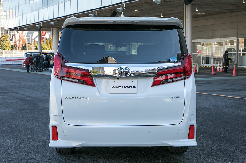 アルファード SC。7人乗りでエンジンはV型6気筒DOHC 3.5リッター。駆動方式は2WD（FF）でミッションはDirect Shift-8AT。撮影車のボディカラーはホワイトパールクリスタルシャイン（有料色）となっている。エアロタイプとなり、バンパーはエアロ専用。このタイプはフロント、リアともにメッキ加飾の部分を横へ伸ばすことでワイド感を出すデザイン。もともと大柄な車種だがより迫力が増している