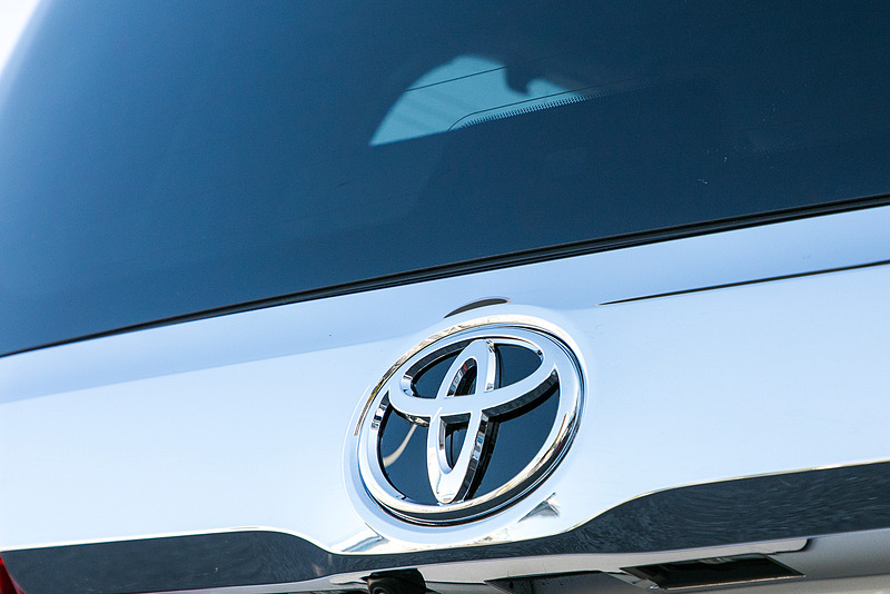 リアハッチのガラス部に取り付けられたリアカメラの映像を運転席にあるインナーミラーに映し出す。インナーミラーに付いているレバーを操作するとミラーと映像が仕組み