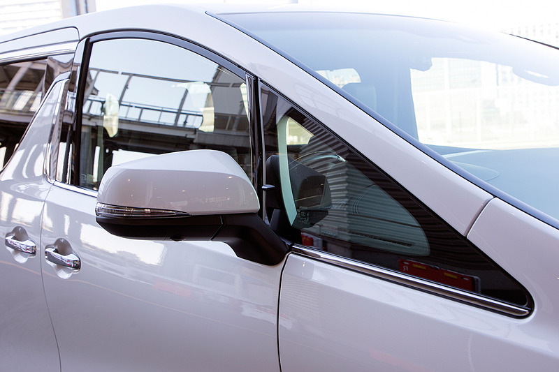 斜め後ろから接近するクルマに対してはブラインドスポットモニター（BSM）で対応。ミラー内部にあるLEDインジケーターの点灯でドライバーに知らせる。ここで気がつかずに接近車がある方向にウインカーを出すとLEDインジケーターは点滅して強くアピールする