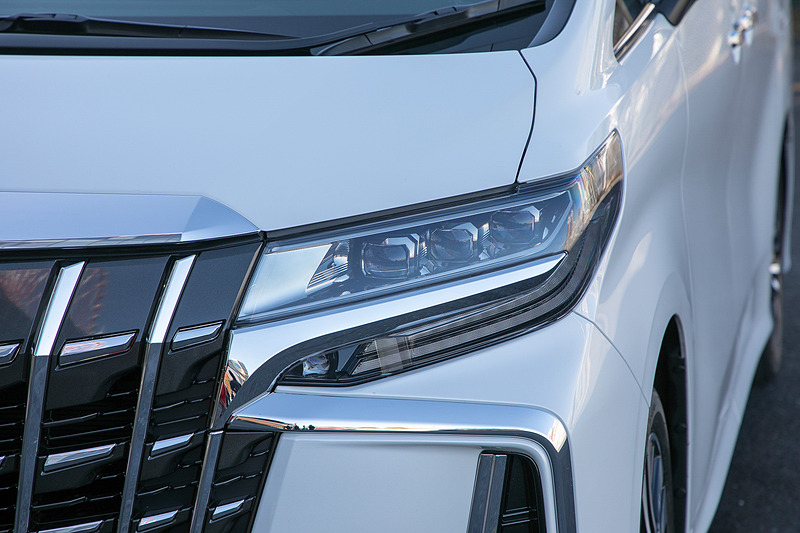 アルファード SCのヘッドライトの点灯パターン。オートマチックハイビーム（AHB）はExecutive Lounge、Executive Lounge Sを除く全車に標準装備。アダプティブハイビームシステム（AHS）はExecutive Lounge、Executive Lounge Sに標準装備され、ガソリンモデルのG、GF、SC、S“Cパッケージ”、ハイブリッドモデルのG、G“Fパッケージ”、SR、SR“Cパッケージ”にメーカーオプション