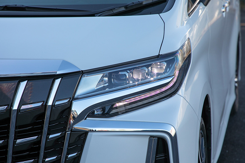 アルファード SCのヘッドライトの点灯パターン。オートマチックハイビーム（AHB）はExecutive Lounge、Executive Lounge Sを除く全車に標準装備。アダプティブハイビームシステム（AHS）はExecutive Lounge、Executive Lounge Sに標準装備され、ガソリンモデルのG、GF、SC、S“Cパッケージ”、ハイブリッドモデルのG、G“Fパッケージ”、SR、SR“Cパッケージ”にメーカーオプション