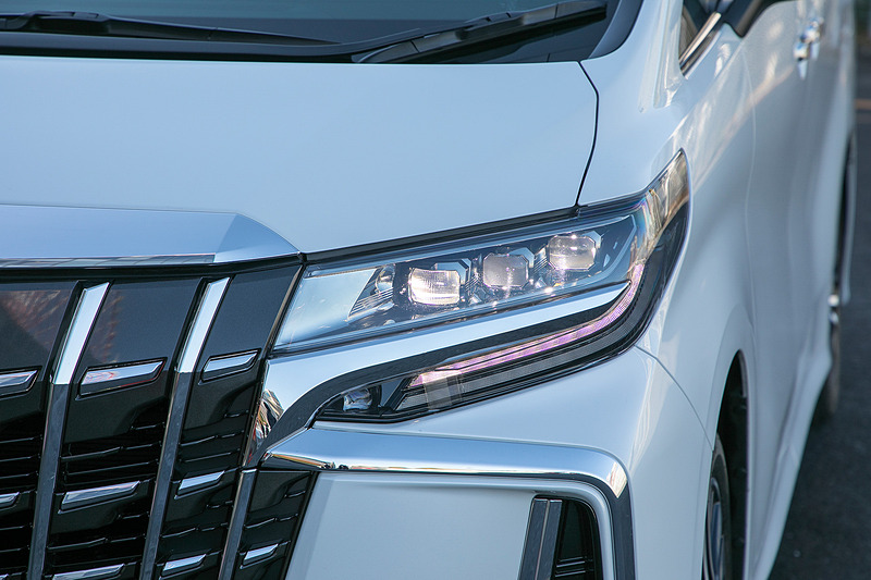 アルファード SCのヘッドライトの点灯パターン。オートマチックハイビーム（AHB）はExecutive Lounge、Executive Lounge Sを除く全車に標準装備。アダプティブハイビームシステム（AHS）はExecutive Lounge、Executive Lounge Sに標準装備され、ガソリンモデルのG、GF、SC、S“Cパッケージ”、ハイブリッドモデルのG、G“Fパッケージ”、SR、SR“Cパッケージ”にメーカーオプション