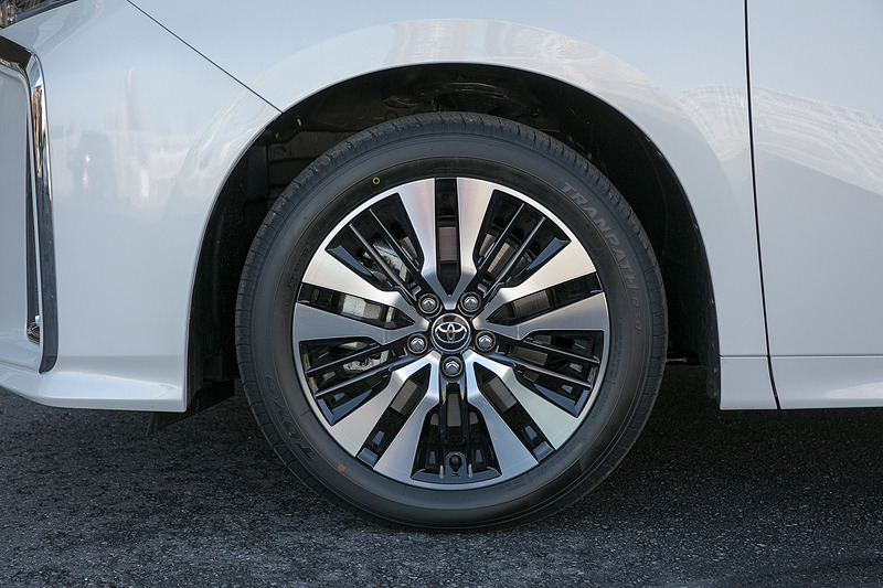 アルファード SCのホイール。18インチ7.5J、切削光輝＋ブラック塗装を装着。タイヤサイズは235/50 R18