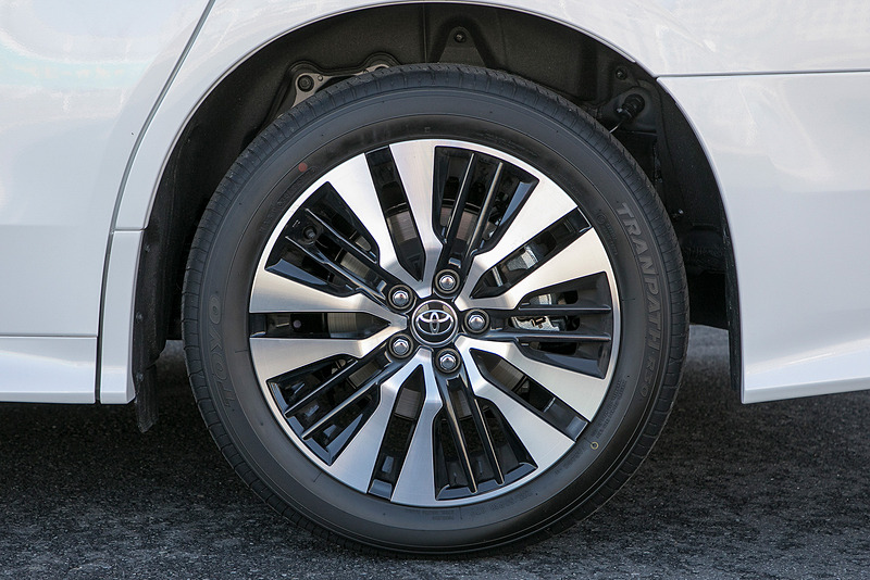 アルファード SCのホイール。18インチ7.5J、切削光輝＋ブラック塗装を装着。タイヤサイズは235/50 R18