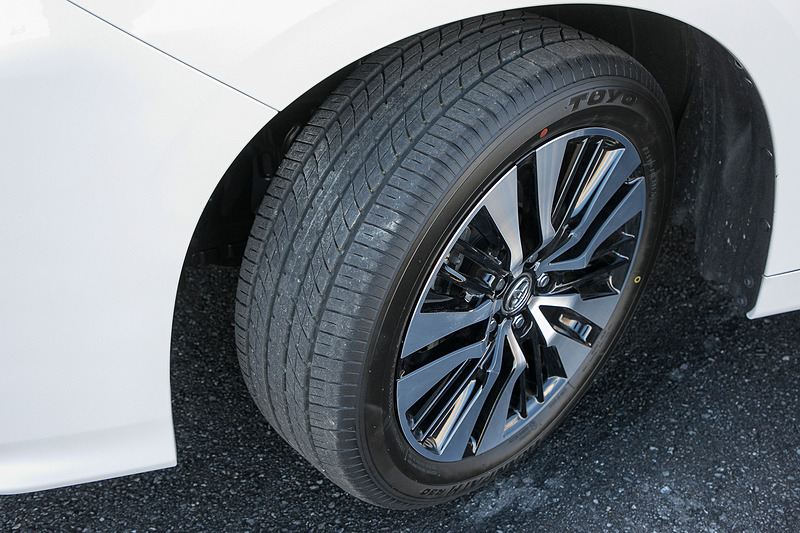 アルファード SCのホイール。18インチ7.5J、切削光輝＋ブラック塗装を装着。タイヤサイズは235/50 R18