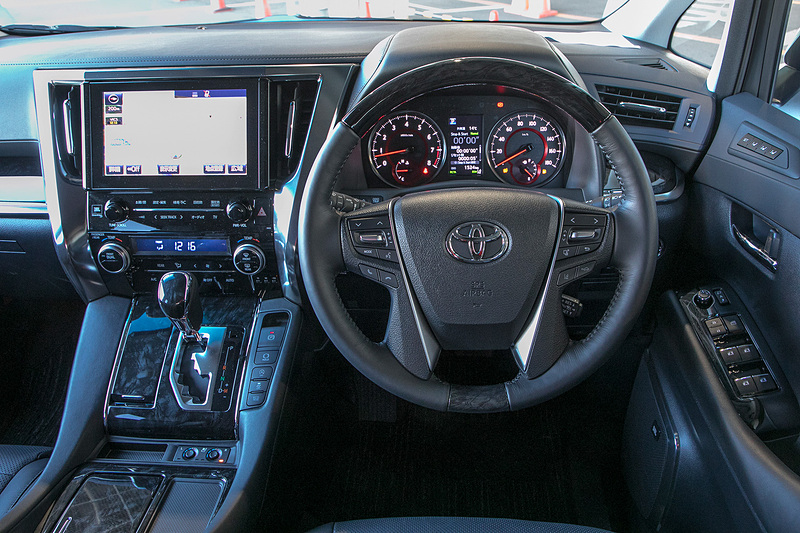 アルファードSCの運転席まわり。ステアリングにはオーディオ＋マルチインフォメーションディスプレイ＋音声認識＋ハンズフリー＋車間距離切り替え＋レーントレーシングアシストの操作を行なうスイッチを装着