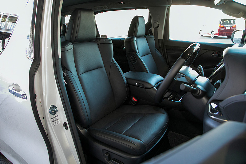 内装はブラック。撮影車は本革シート（メーカーオプション）仕様。電動シートで助手席とセカンドのエクゼクティブパワーシートには電動のオットマンが装備されている