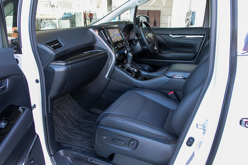 内装はブラック。撮影車は本革シート（メーカーオプション）仕様。電動シートで助手席とセカンドのエクゼクティブパワーシートには電動のオットマンが装備されている