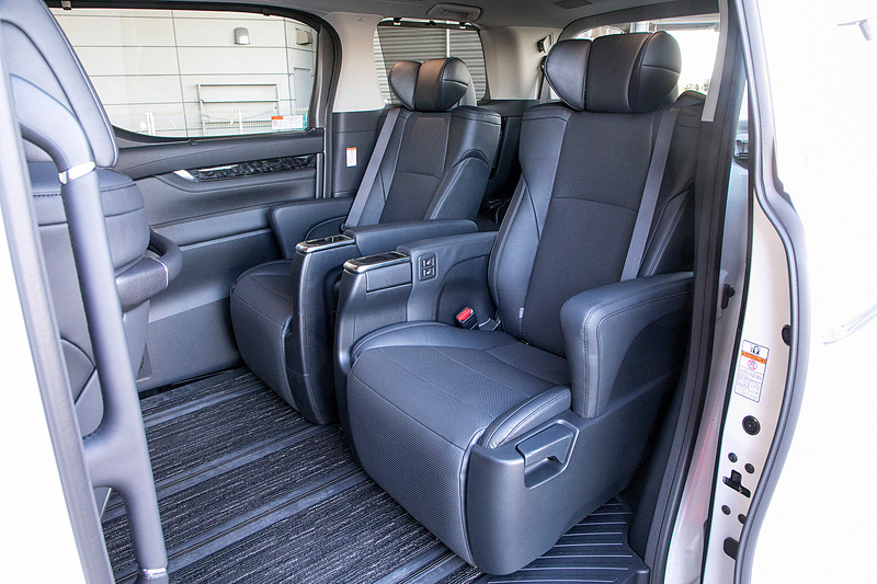 内装はブラック。撮影車は本革シート（メーカーオプション）仕様。電動シートで助手席とセカンドのエクゼクティブパワーシートには電動のオットマンが装備されている