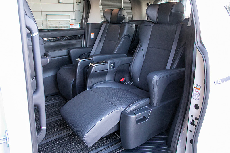 内装はブラック。撮影車は本革シート（メーカーオプション）仕様。電動シートで助手席とセカンドのエクゼクティブパワーシートには電動のオットマンが装備されている