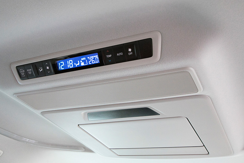 エクゼクティブキャプテンシート用にオプションの12.1型リアシートエンターテインメントシステムも装備。エアコンもここで操作できる。