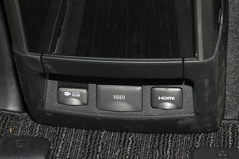 足下にはAC100Vのアクセサリーソケットのほか、リアシートエンターテインメントシステムとセットのVTR入力端子、HDMI入力端子がある