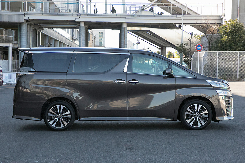 こちらはヴェルファイア ZG。アルファード SCと同等グレードなので、装備は前出のアルファード SCと同じ