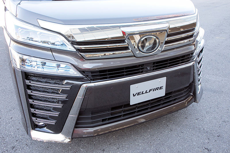 新型ヴェルファイアにもエアロタイプがあり、こちらはマイナーチェンジ前と比較しても顔つきが大きく変わっている