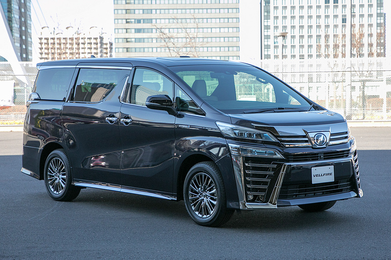 ヴェルファイア Executive Lounge Z（7人乗り）。こちらはハイブリッドモデルでリダクション機能付きのTHS II（2AR-FXE 2.5リッター）＋E-Four（電気式4輪駆動）を搭載。ボディ色はスパークリングブラックパールクリスタルシャイン（有料色）。ツインムーンルーフもオプションで装備する