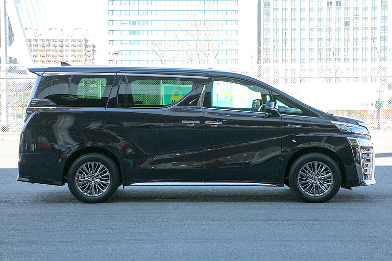 ヴェルファイア Executive Lounge Z（7人乗り）。こちらはハイブリッドモデルでリダクション機能付きのTHS II（2AR-FXE 2.5リッター）＋E-Four（電気式4輪駆動）を搭載。ボディ色はスパークリングブラックパールクリスタルシャイン（有料色）。ツインムーンルーフもオプションで装備する