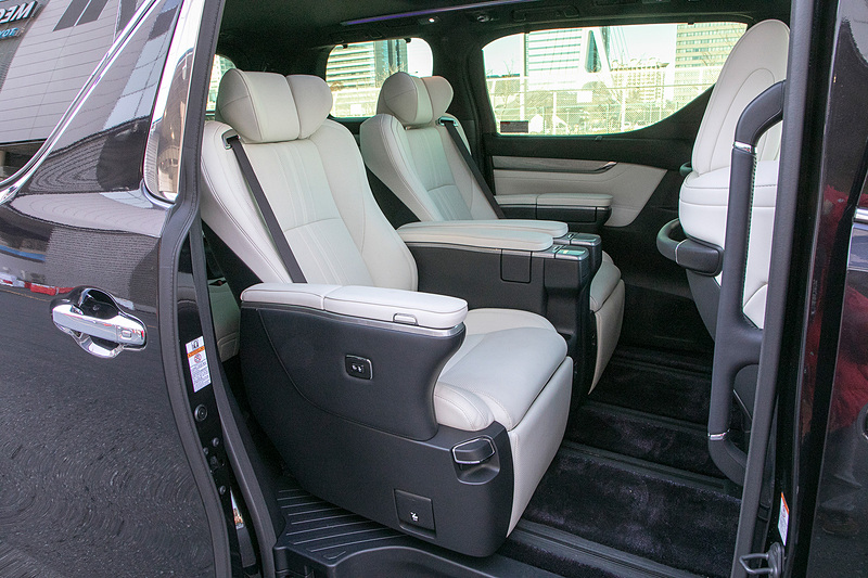 ヴェルファイア Executive Lounge Zのインテリア。シート表皮はプレミアムナッパ本革。フロントシートはパワーシート＋助手席電動オットマン。セカンドシートはエグゼクティブラウンジシート。サードシートは5：5分割スペースアップシート