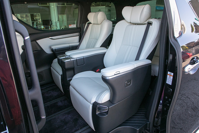 ヴェルファイア Executive Lounge Zのインテリア。シート表皮はプレミアムナッパ本革。フロントシートはパワーシート＋助手席電動オットマン。セカンドシートはエグゼクティブラウンジシート。サードシートは5：5分割スペースアップシート