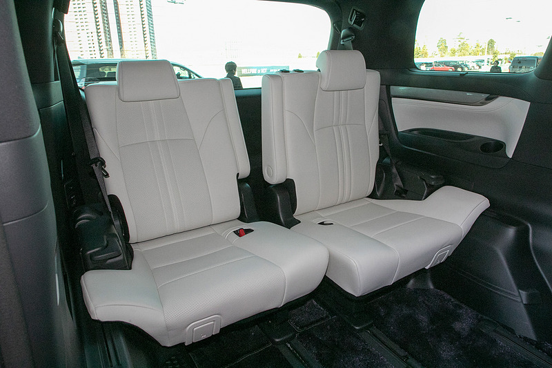 ヴェルファイア Executive Lounge Zのインテリア。シート表皮はプレミアムナッパ本革。フロントシートはパワーシート＋助手席電動オットマン。セカンドシートはエグゼクティブラウンジシート。サードシートは5：5分割スペースアップシート