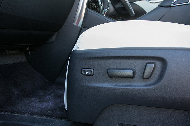 助手席電動オットマンの操作はシート台座の左側にあるスイッチで行なう。助手席の前後スライド、リクライニングは助手席シートバックの右に操作スイッチがありドライバーも操作できる