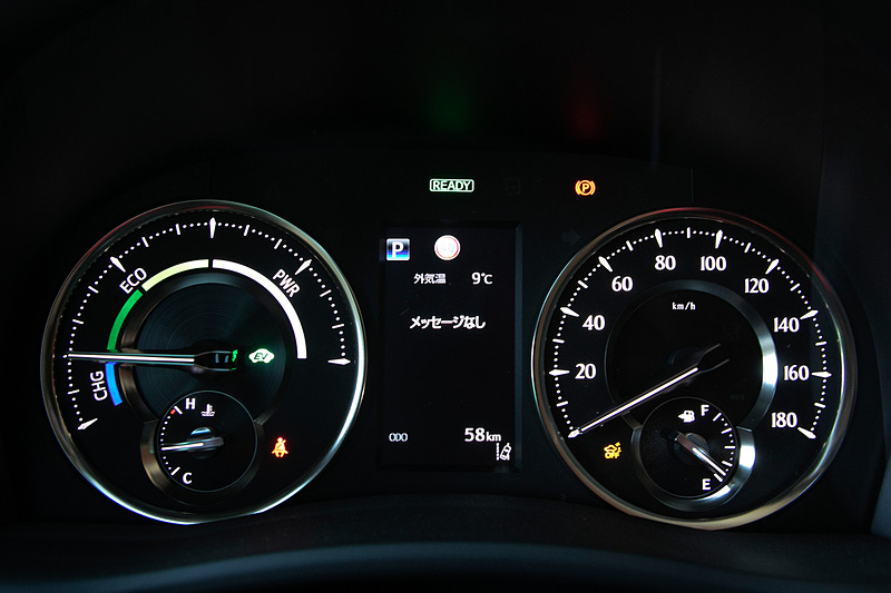 ヴェルファイア Executive Lounge Zのメータまわり。メーターはハイブリッドモデル専用になる